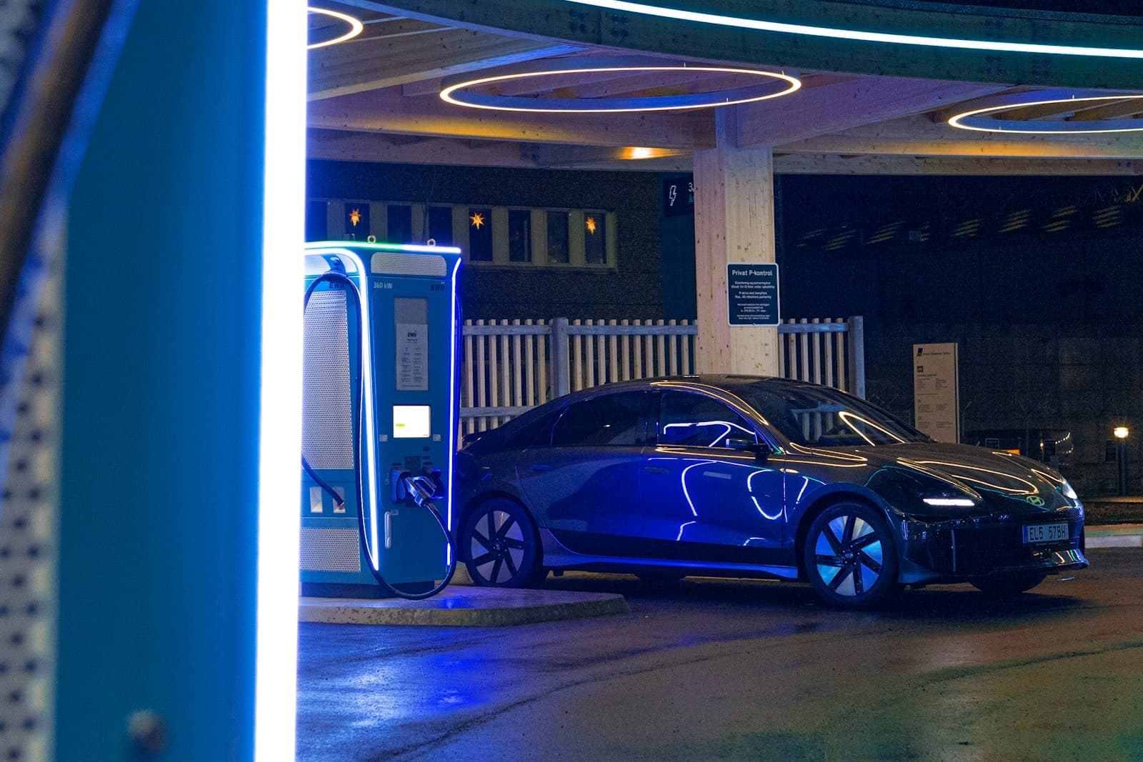 Eletroposto de recarga rápida em corrente contínua iluminado à noite