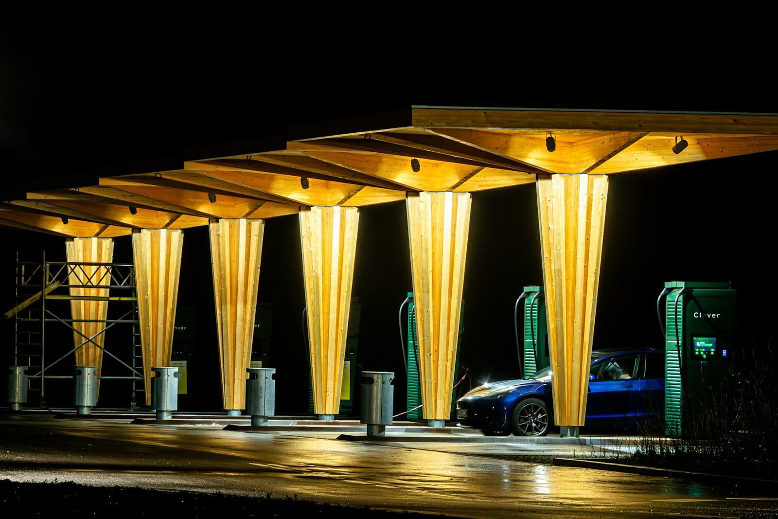 Esta��o de recarga r�pida iluminada � noite na estrada