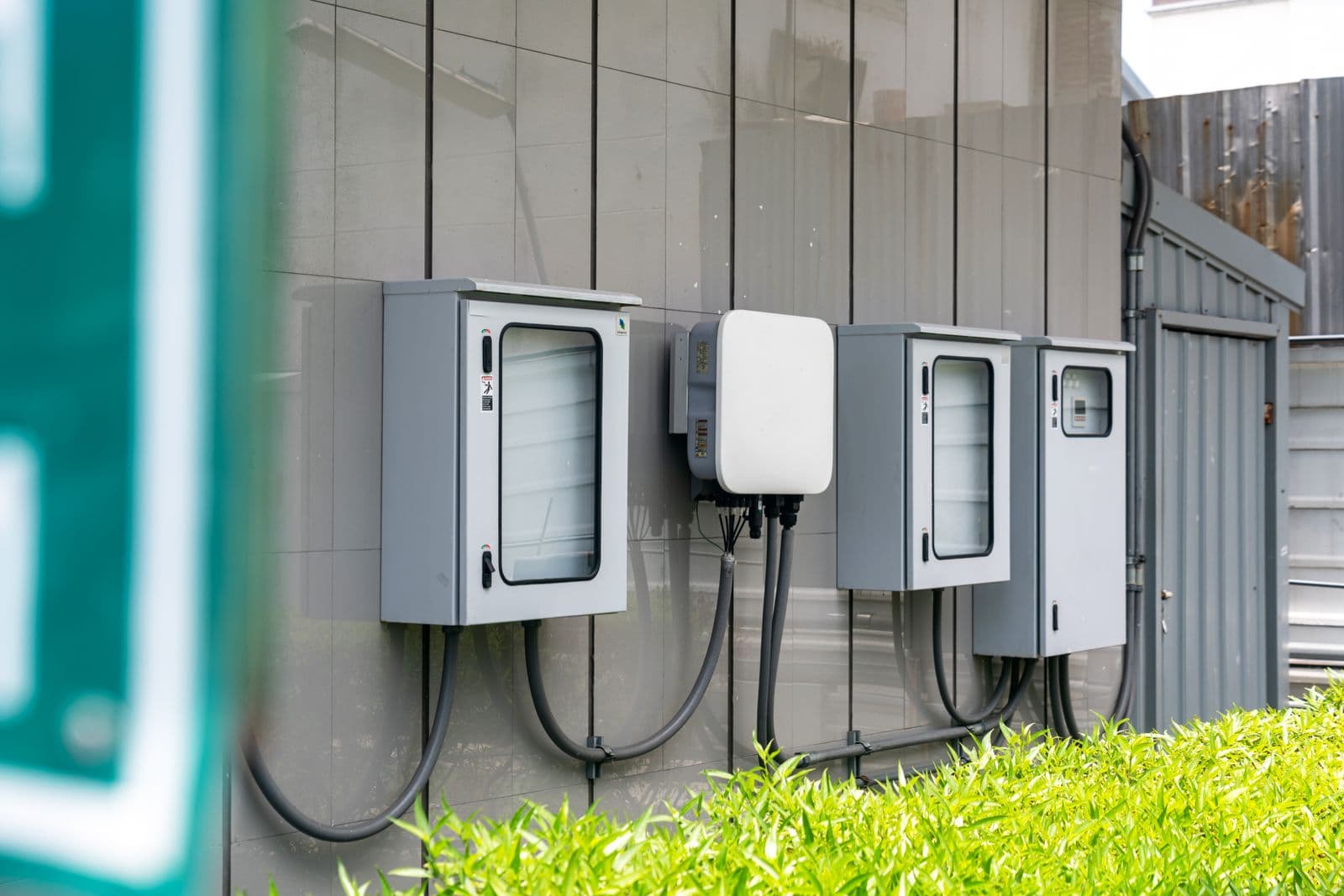 Inversor e quadros t�cnicos instalados em parede externa