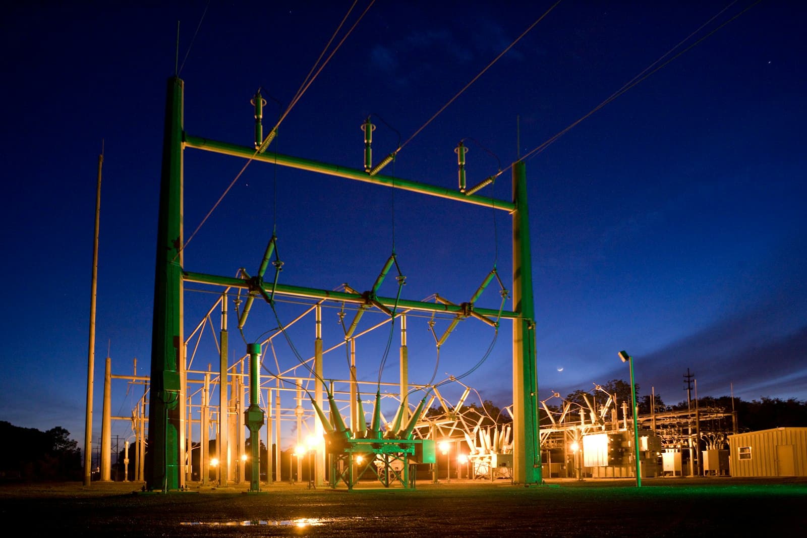 Subesta��o de energia el�trica ao anoitecer