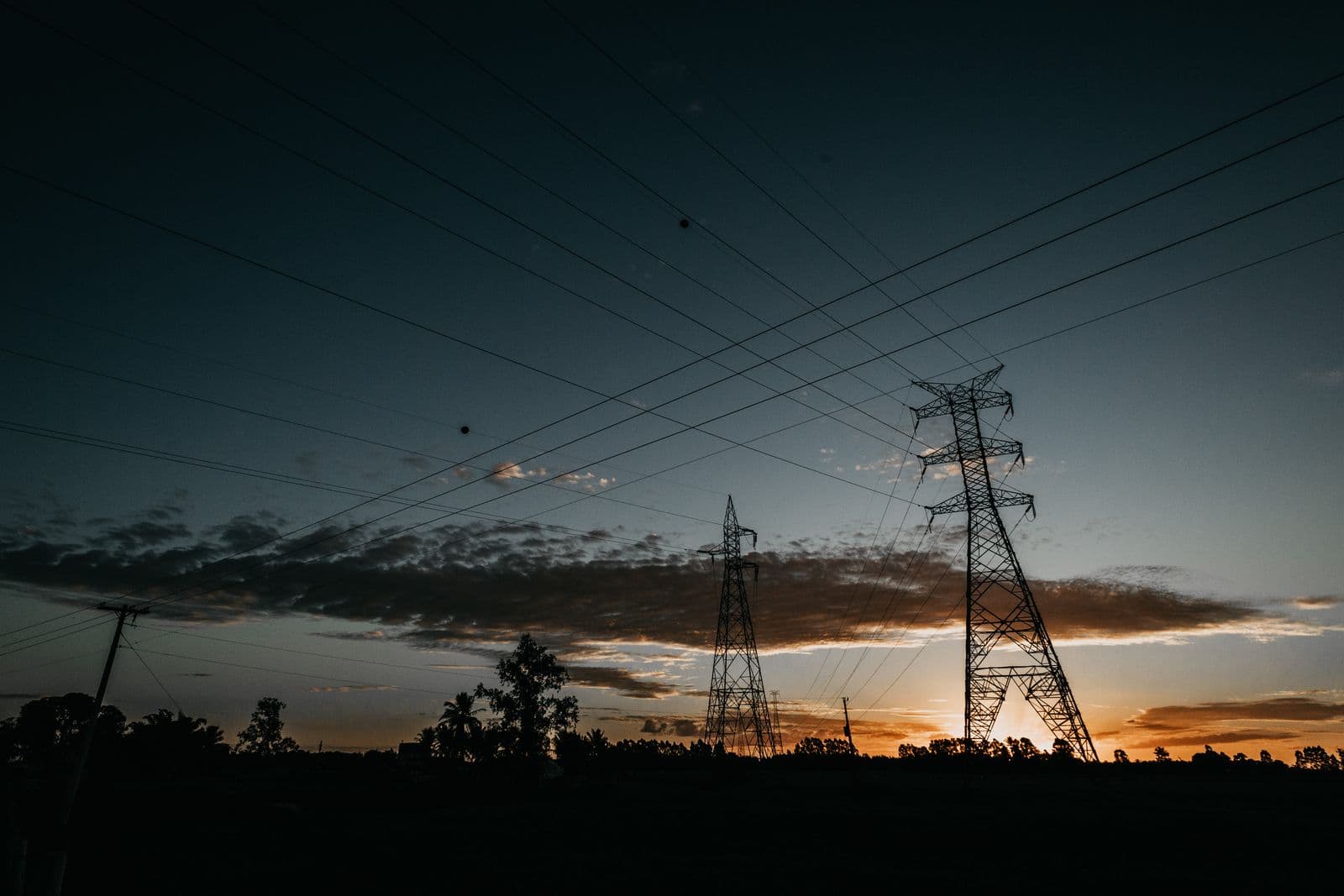 Torres de transmiss�o de energia ao p�r do sol